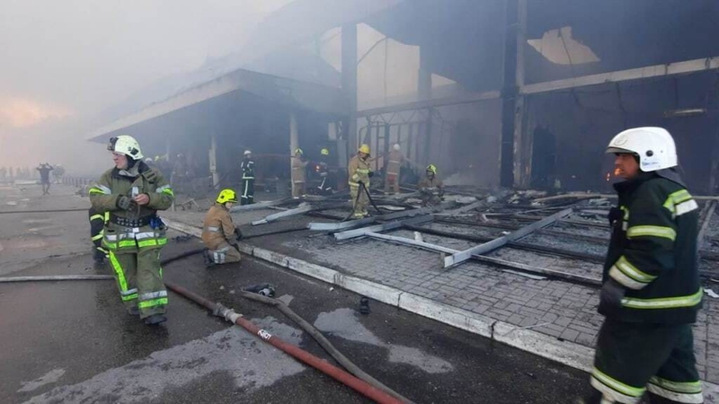 Láthair an ionsaithe in Kremenchuk (Pic: Seirbhísí Éigeandála Stáit na hUcráine / Dáileán)