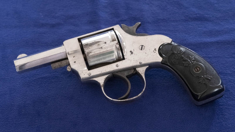 Mr de Valera received the revolver in New York in 1919