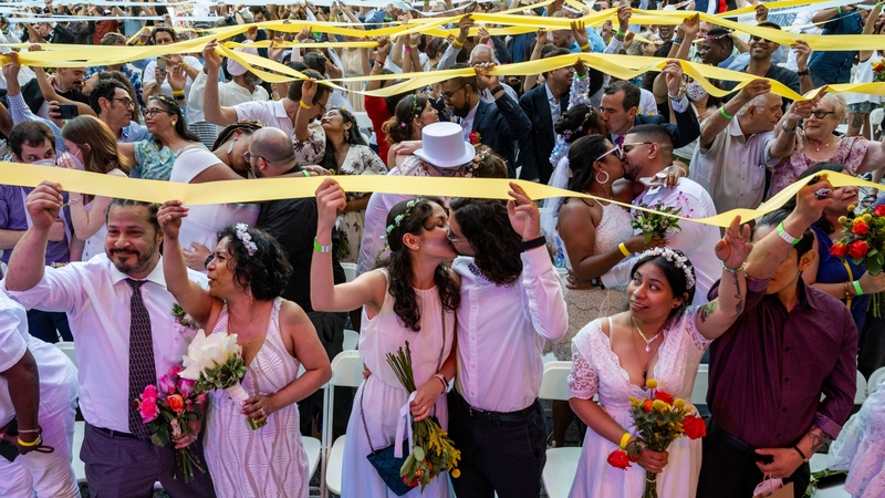 Hundreds of couples gathered together in New York for the event