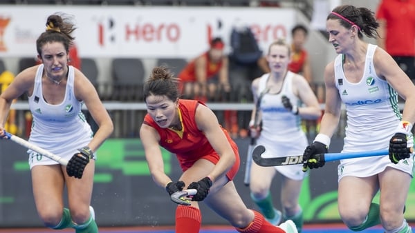 Jiaqi Zhong (C) cuts through Hannah McLoughlin (IRL) and Zara Malseed