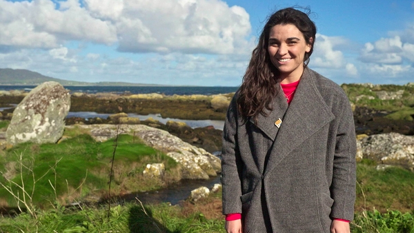 Ag cuartú tí in Uíbh Ráthach: Féach siar ar Bhog Amach
