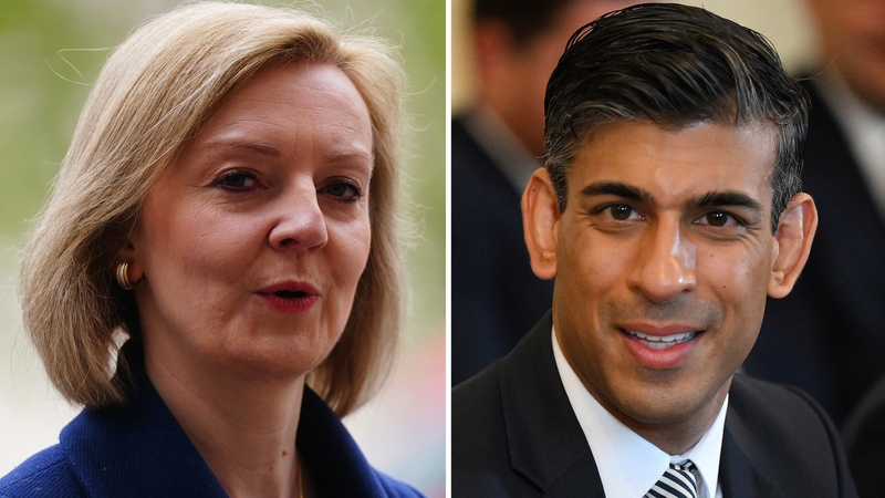 Faoi láthair tá Rishi Sunak agus Liz Truss san iomaíocht le teacht i gcomharbacht ar Boris Johnson mar cheannaire na dTóraithe. Fógrófar toradh deiridh an chomórtais ar an 5 Meán Fómhair