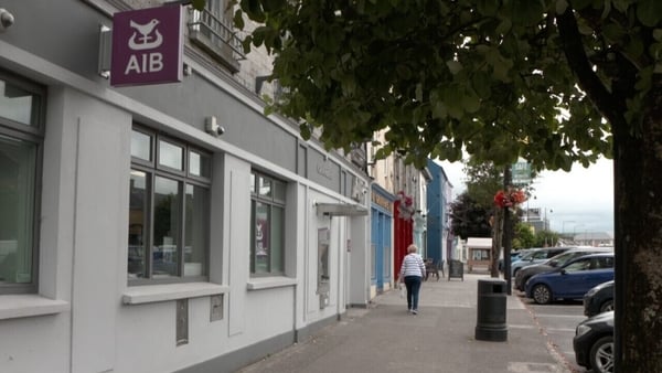 The bank announced yesterday its intention to make 70 of its branches around the country cashless