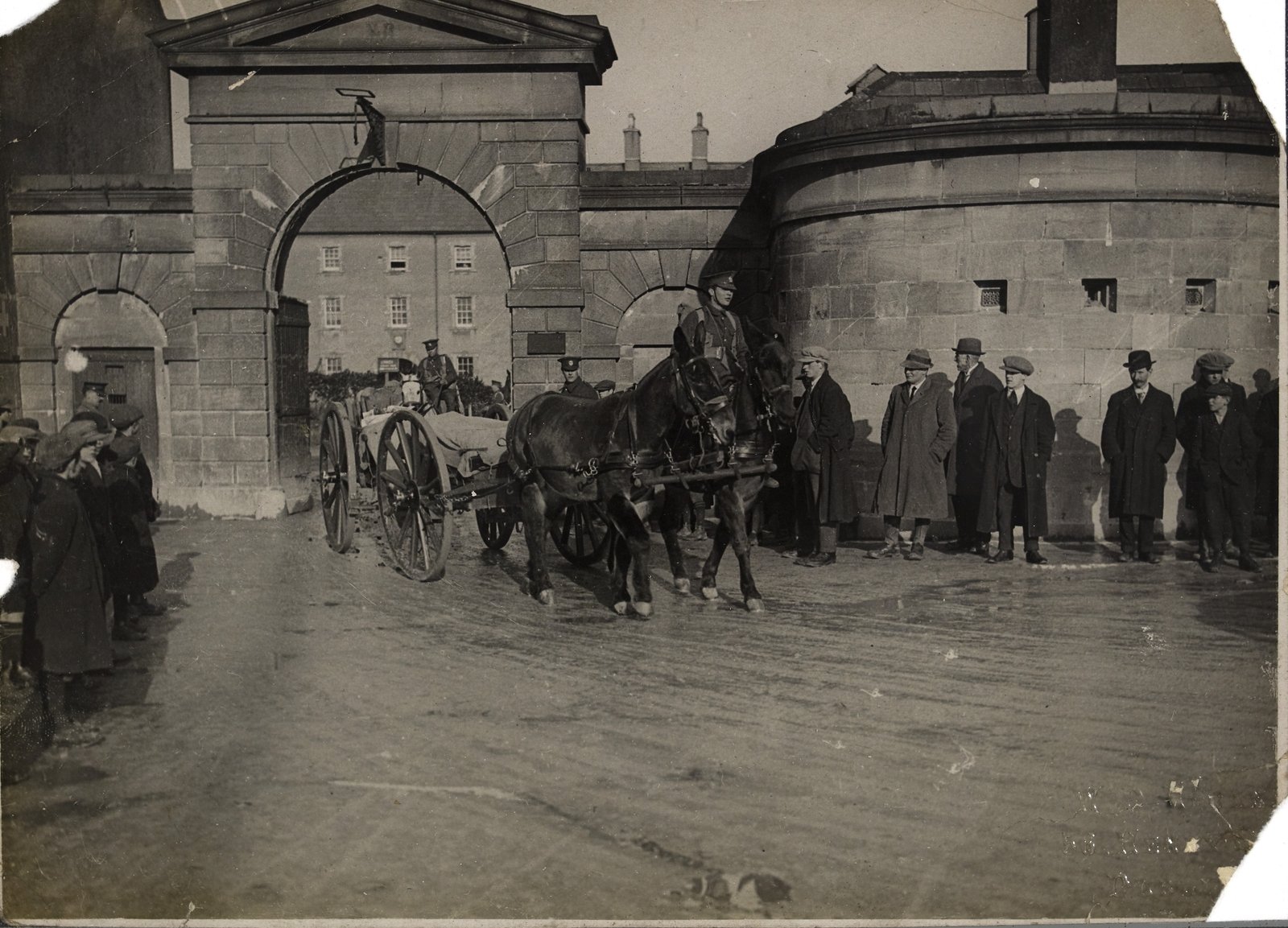 British military leaving Athlone Barracks in 1922. Image courtesy of the National Library of Ireland