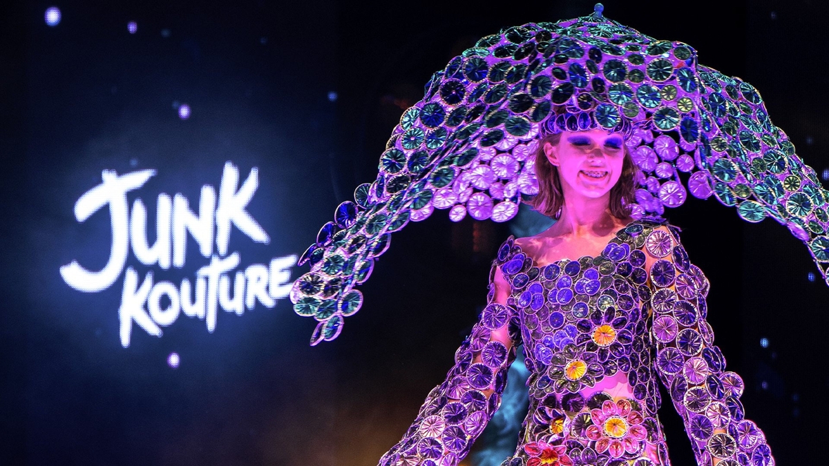 Mairead Ní Earcáin, múinteoir i bPobalscoil Chloich Cheann Fhaola, Aisling Nic Pháidín dálta i bPobalscoil Chloich Cheann Fhaola agus Tara N