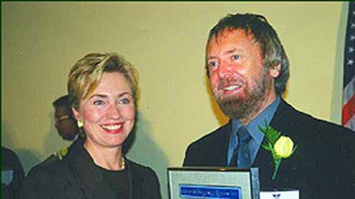 Mick Maloney, a fheictear anseo i dteannta Hillary Clinton