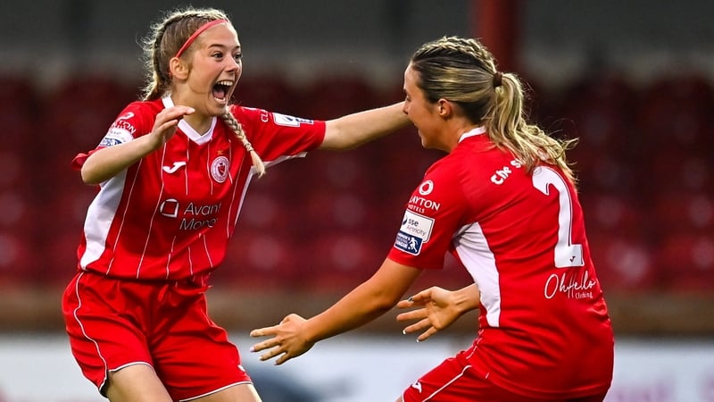 Kerri O'Hara (L) and Leah Kelly celebrate Sligo Rovers' win