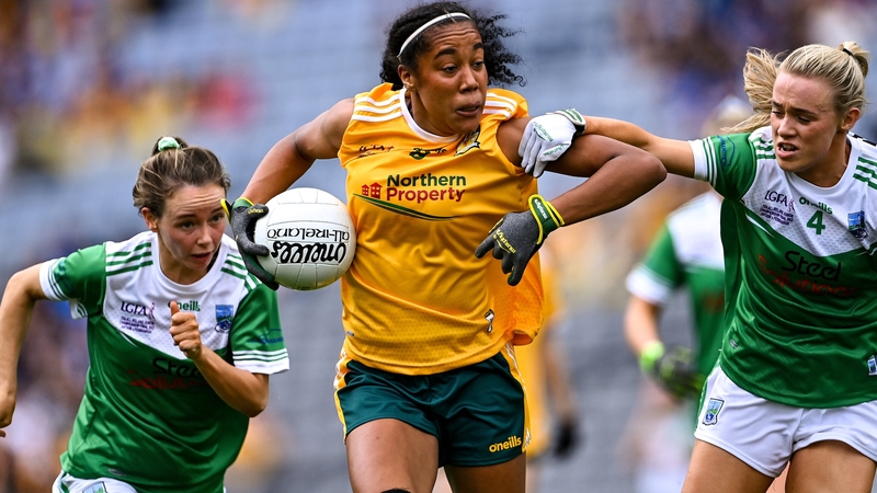 Antrim's Lara Dahunsi (C) holds off Aisling O'Brien (L) and Shannan McQuade of Fermanagh