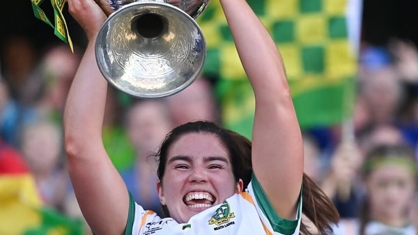 Borradh agus bua: Peil na mBan