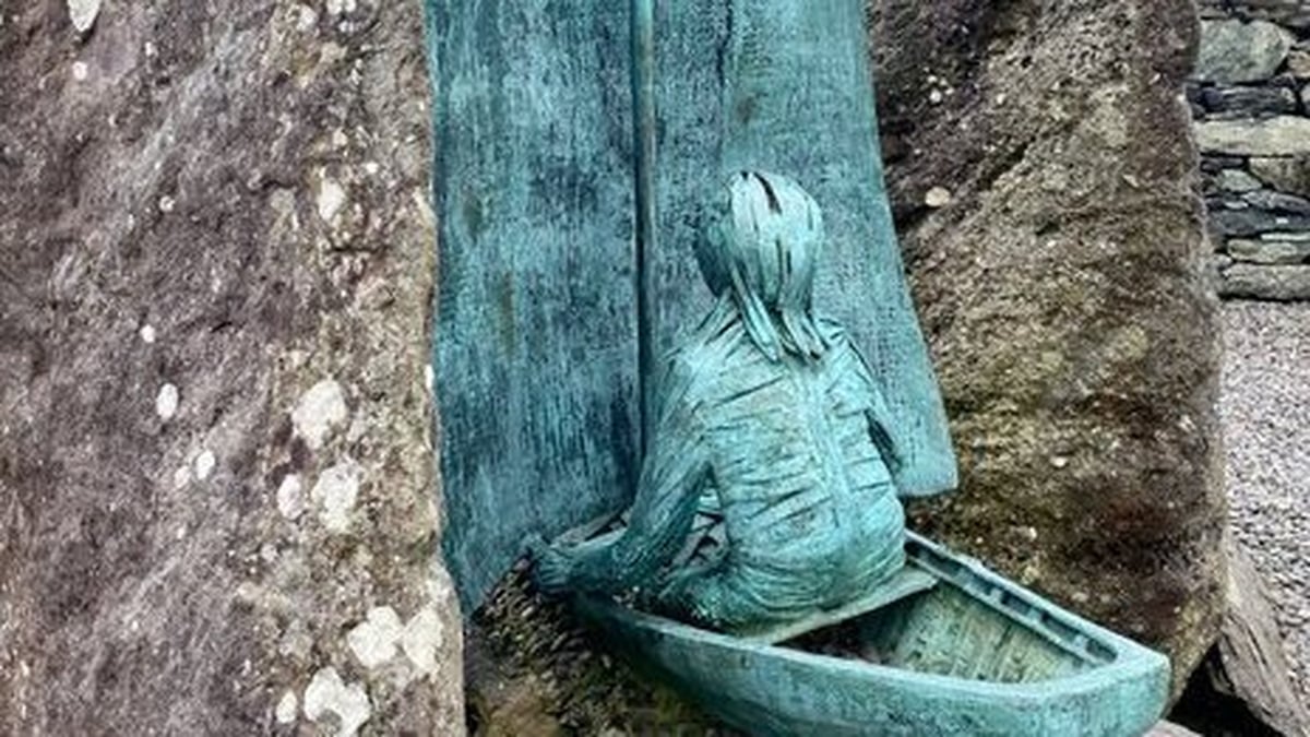 Tomáisín Ó Ciobháin tabhairt ómóis do Chliodhna Cussen agus Pauline Bewick 