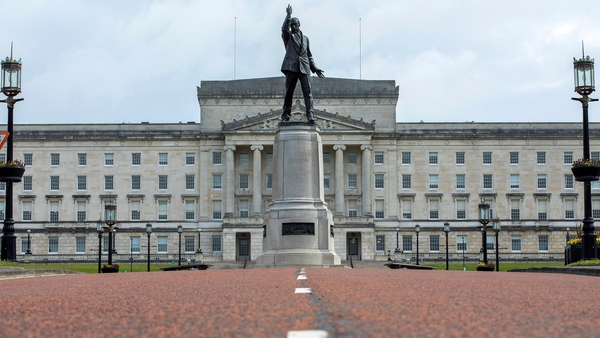 Tionól Stormont díomhaoin i gcónaí
