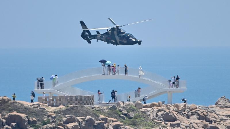 Héileacaptar míleata Síneach i mbun druileála