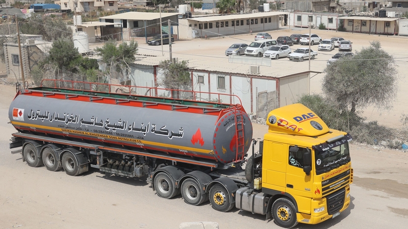 Leoraí breosla ag déanamh ar Chathair Ghaza ar maidin