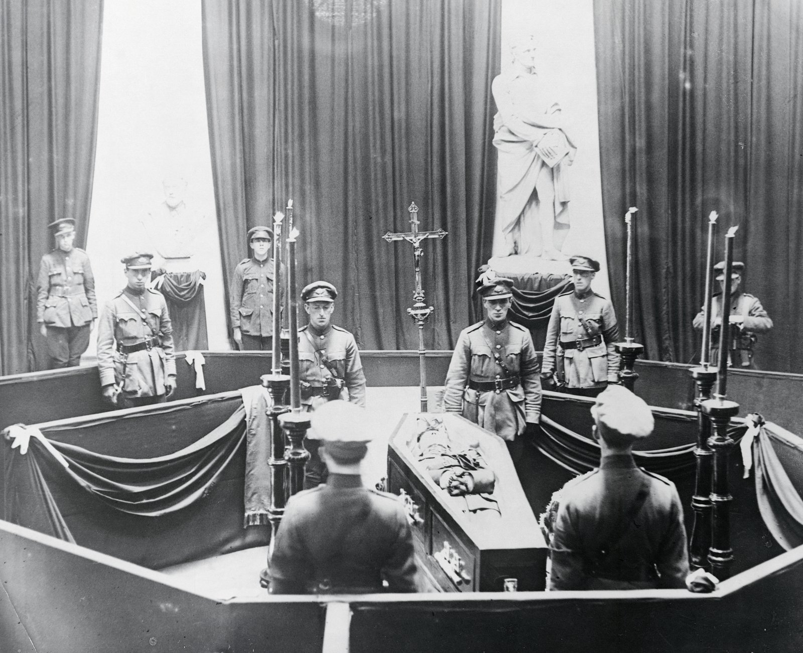 The body of Michael Collins lies in state at City Hall, Dublin (Pic: Getty Images)