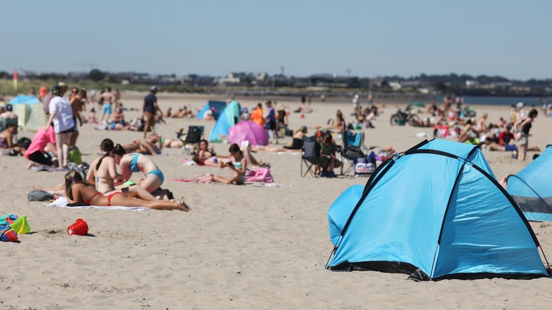 Foscadh beag ar Thrá Chill Fhionntain i dtuaisceart Átha Cliath.