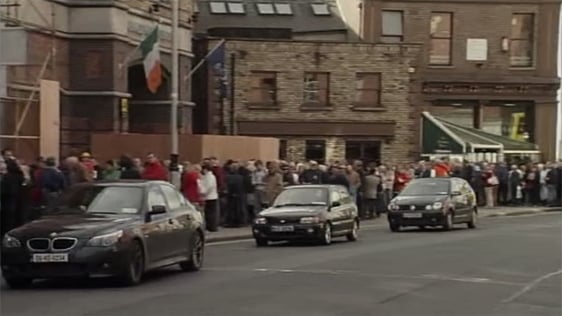 Customers queue outside Northern Rock bank HQ in Dublin, 2007