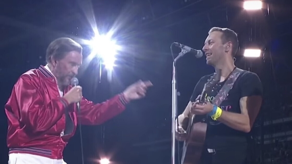 Steve Coogan in character as Alan Partridge joined Chris Martin on stage for a singalong