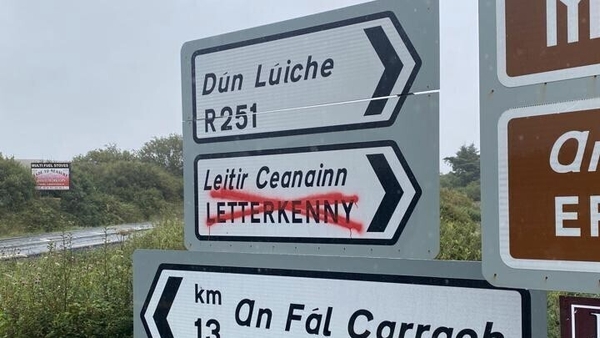 Bua ag comharthaíocht dhátheangach: Siombalach agus stairiúil