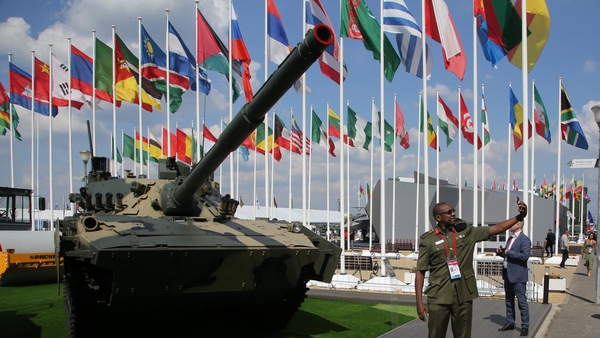 A military officer from Uganda poses for a selfie in front of an anti-tank gun during the International Military Technical Forum in Russia in August 2022. Photo: Getty Images