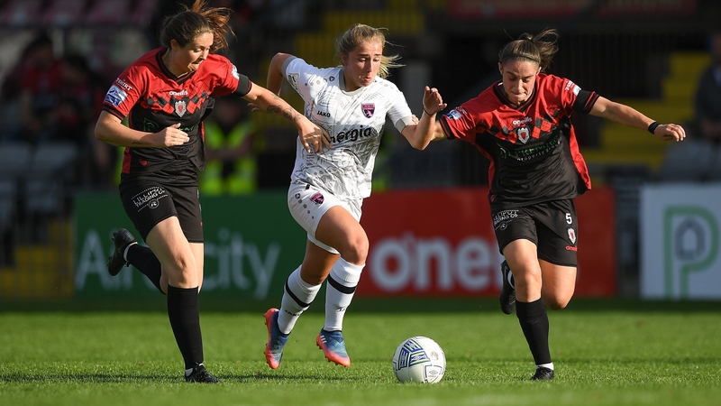Ellen Molloy of Wexford Youths in action against Lisa Murphy (L) and Isobel Finnegan (R) of Bohemians