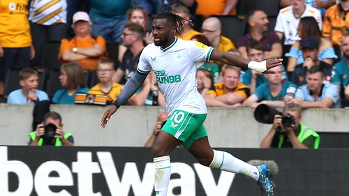 Allan Saint-Maximin scores a tremendous volley