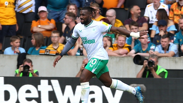 Allan Saint-Maximin scores a tremendous volley