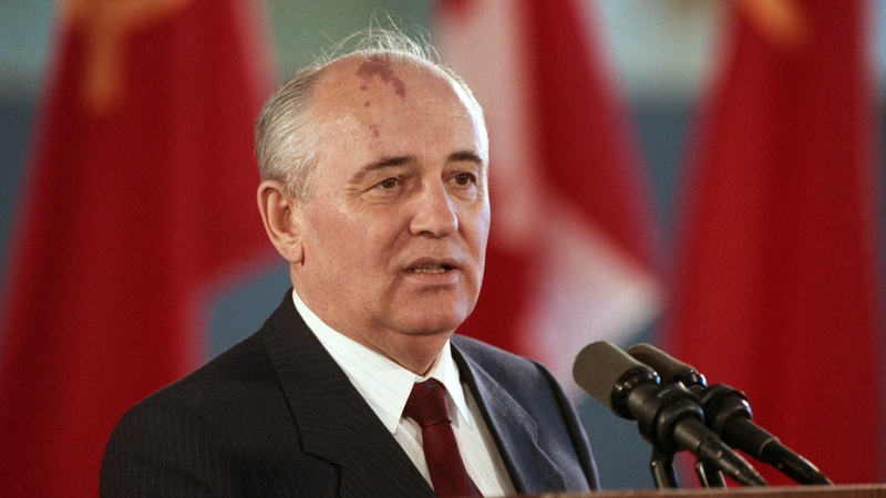 Ómós léirithe do Mikhail Gorbachev atá tar éis bháis