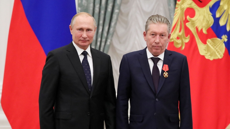 Ravil Maganov getting a lifetime achievement award from Vladimir Putin in 2019