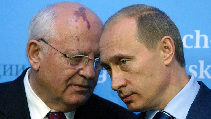 Mikhail Gorbachev talks to Vladimir Putin, December 2004