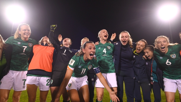 Katie McCabe in the middle of the Irish huddle