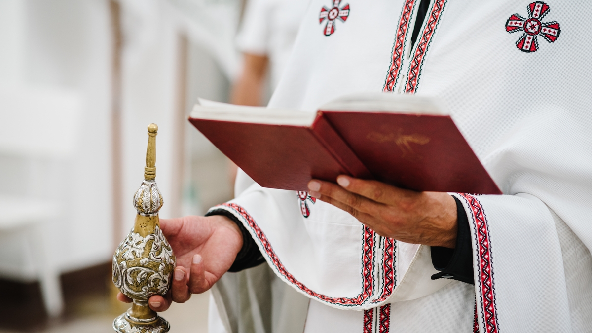 An tAthair Máirtín Ó Faoláin, sagart poróiste.