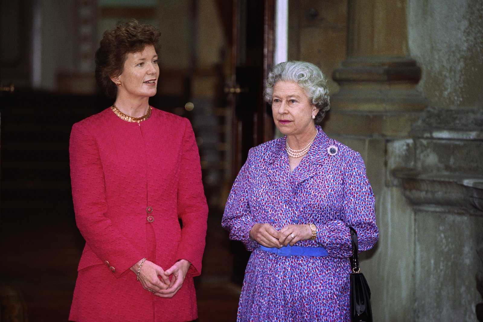 As Anglo-Irish relations improved, President Mary Robinson became the first Irish Head of State to meet the queen since Irish independence, visiting Buckingham Palace in 1993