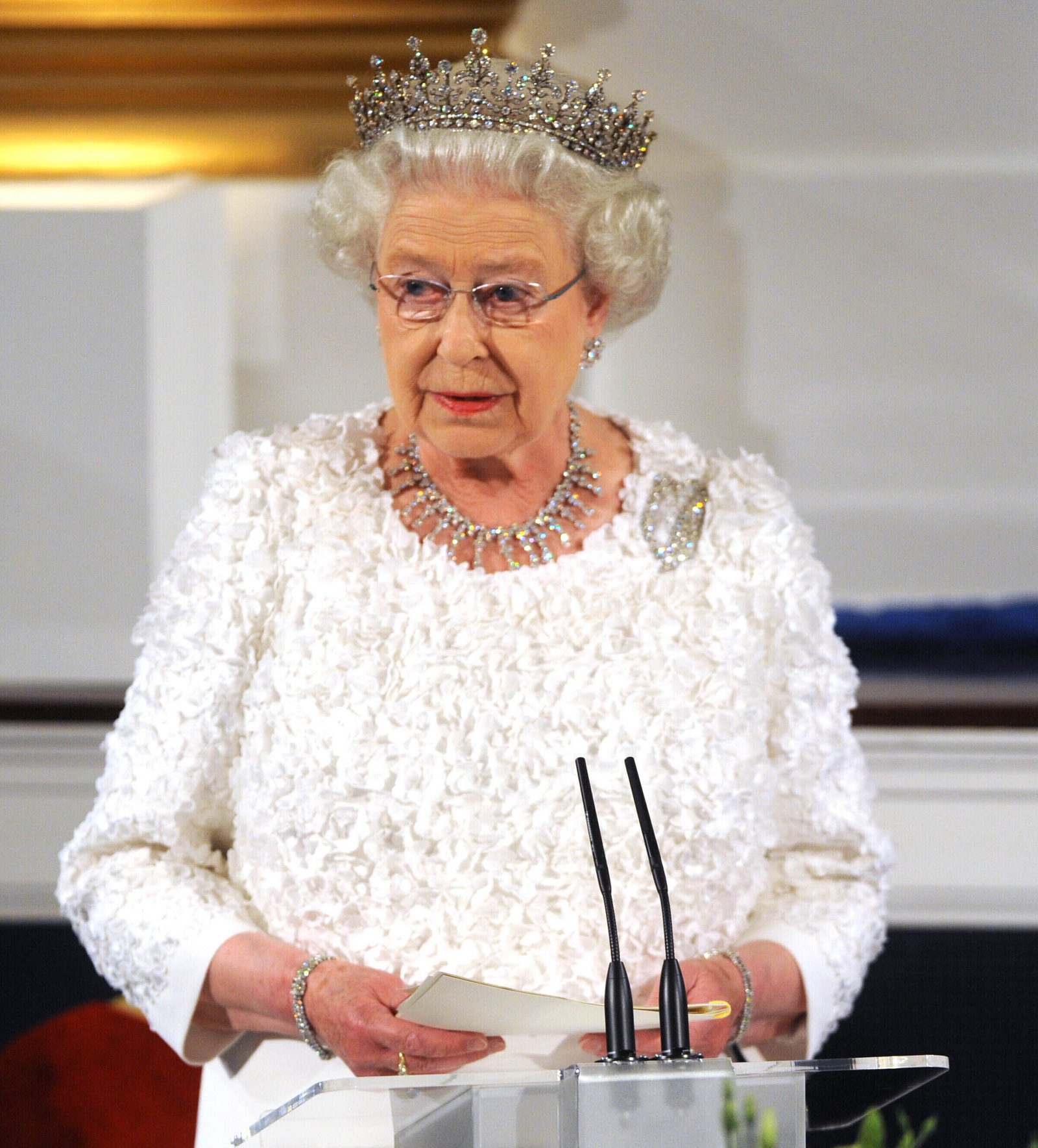 The queen's speech at a State dinner in Dublin Castle opened with the words: 'A Uachtaráin agus a chairde'