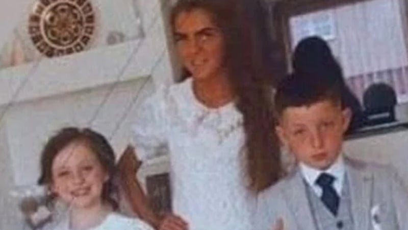 Lisa Cash sa lár agus an cúpla Chelsea agus Christy lena taobh