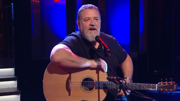 Russell Crowe performs Blackjack County Chains on the Late Late