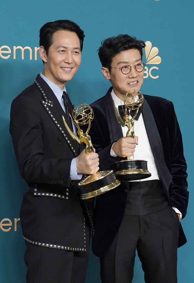 (l-r) Lee Jung-jae, winner of Lead Actor in a Drama Series for Squid Game, and Hwang Dong-hyuk, winner of Outstanding Directing for a Drama Series for Squid Game