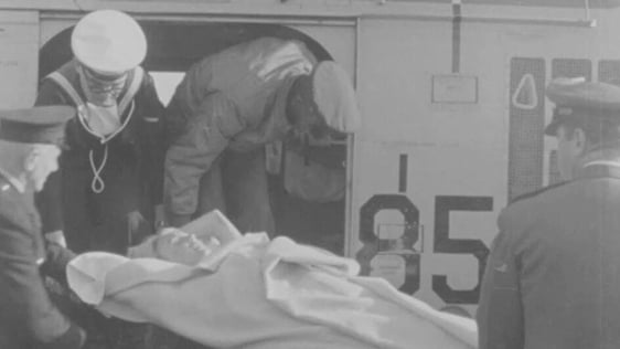 Plane crash survivor Lois Elander arrives at Cork Airport (1962)