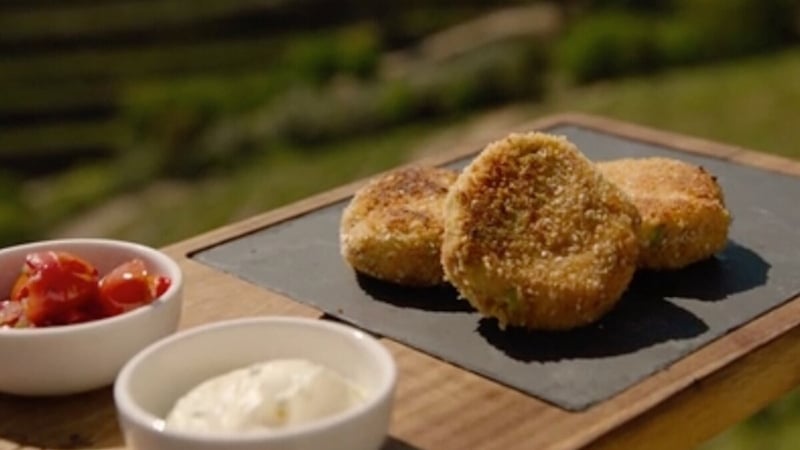 Neven's tuna fish cakes with tomato & red pepper salsa