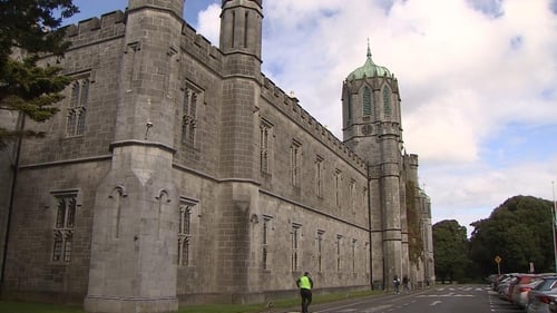 Is í Ollscoil na Gaillimhe an t-aon institiúid tríú leibhéal sa Stát a bhfuil stádas mar ollscoil dhátheangach aici.