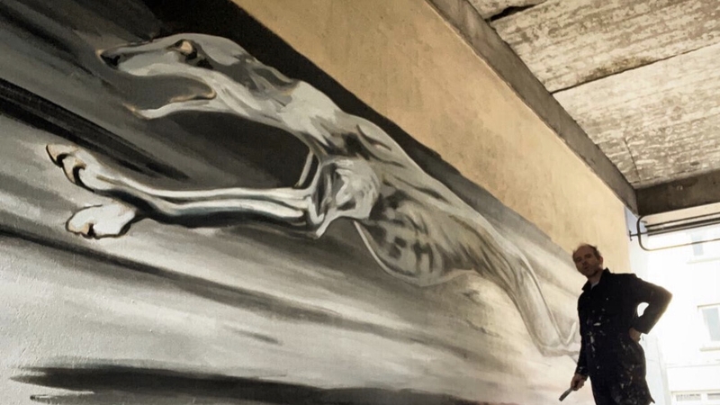 Mike O'Donnell i mbun oibre ar a mhúrphictiúr den chú reatha