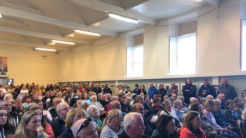 Bhí fearg i measc an tslua de 600 i halla pobail an Chlocháin tráthnóna.