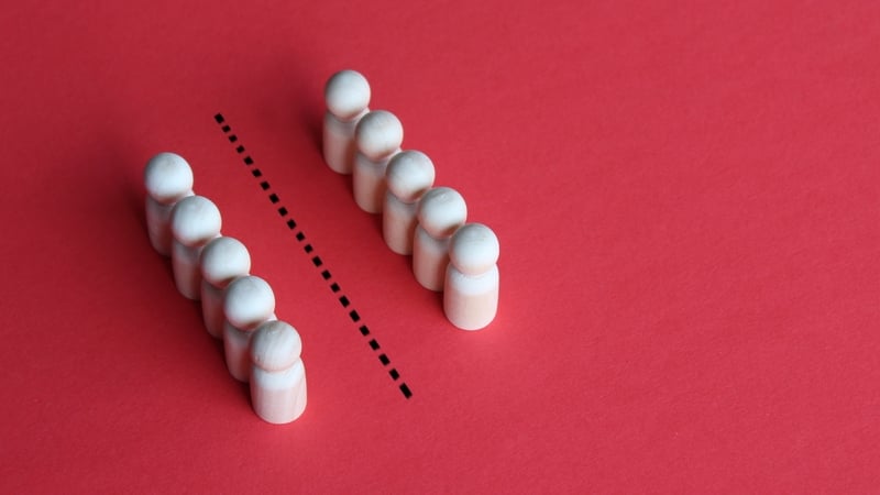 It suggests that the threshold for collective bargaining should be 10% of the workforce with no minimum limit as to the number of employees.