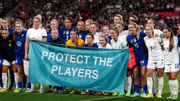 England and USA stand together of solidarity for the victims of sexual abuse before their international friendly