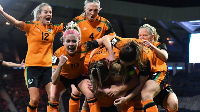 Irish players celebrate after Amber Barrett's goal against Scotland sends the team through to the World Cup. Photo by Mick O'Shea/Sportsfile
