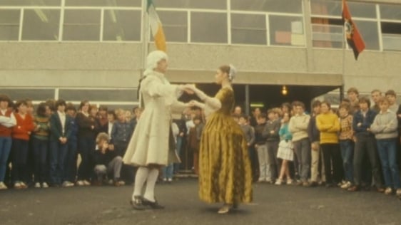 18th Century Minuet performed by Ian Montague and Elizabeth Clarke (1982)
