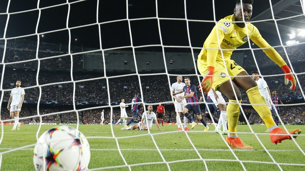 Robert Lewandowski's late header salvaged a 3-3 draw at home to Inter Milan
