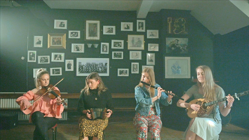 Cuid den Len Collective atá in Sráid na Cathrach