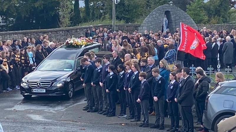 Sochraid Leona Harper i Ráth Mealtain, Co Dhún na nGall