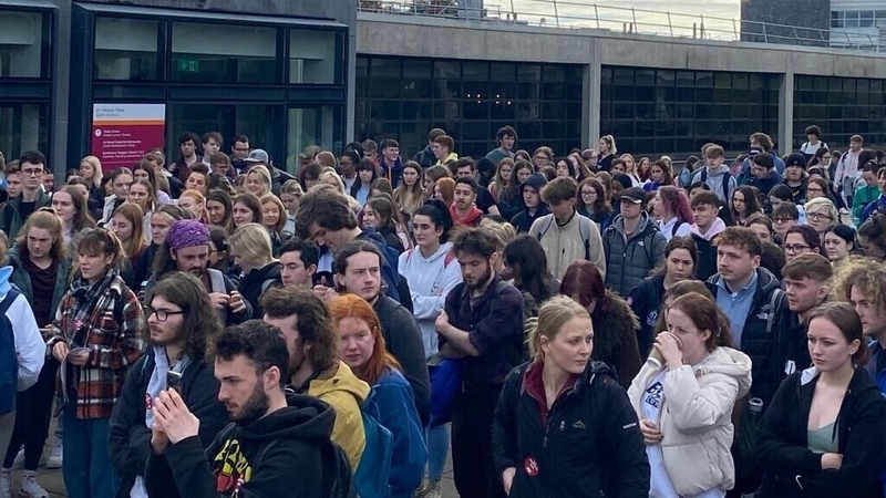 Mic léinn i mbun agóide in Ollscoil na Gaillimhe