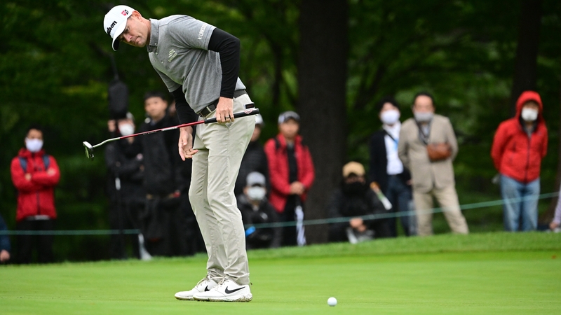 Brendan Steele holes a birdie putt on the 18th green